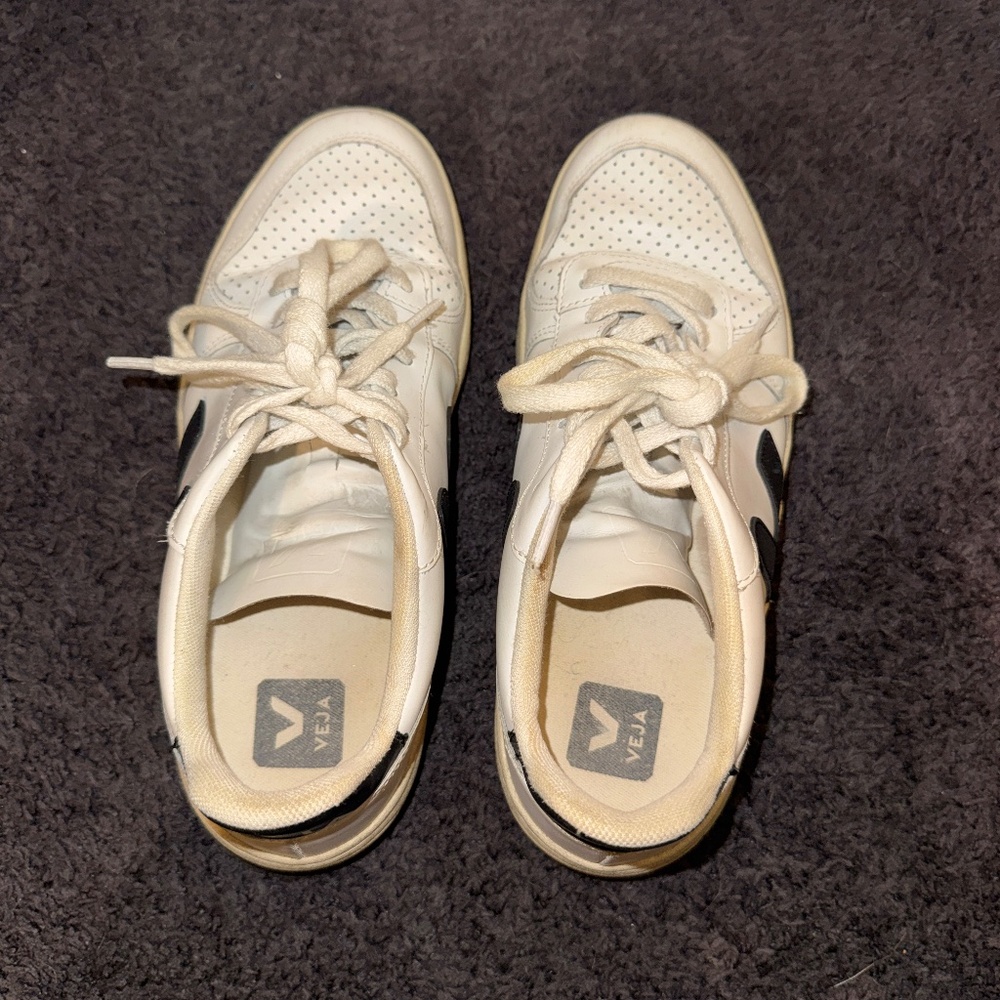 Veja Leather Sneakers - Women's size 8 - Picture 6 of 6